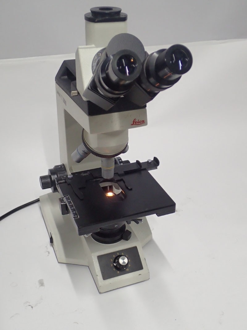 Leica ATC 2000 498E Trinocular Advanced Teaching Compound Microscope With 4x 10x 40x Objectves 