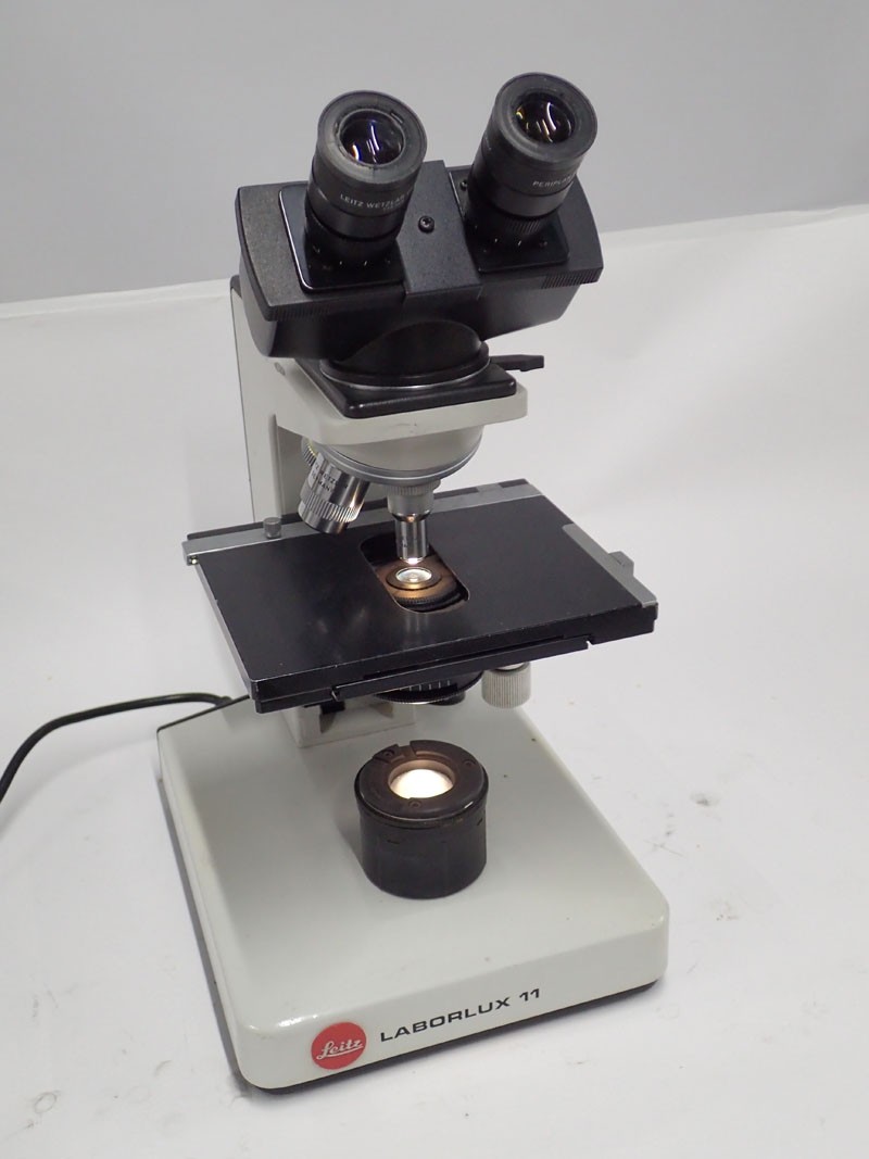 Ernst Leitz Wetzlar GMBH Laborlux 11 020-435.028 Binocular Microscope L20/0.32 PL 2.5/0.08 10/0.25 PHACO 1 Objectives 120Vac