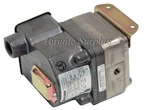 Barksdale DPD2T-H18SS-CS Pressure Actuated Switch BRAND NEW / NOS