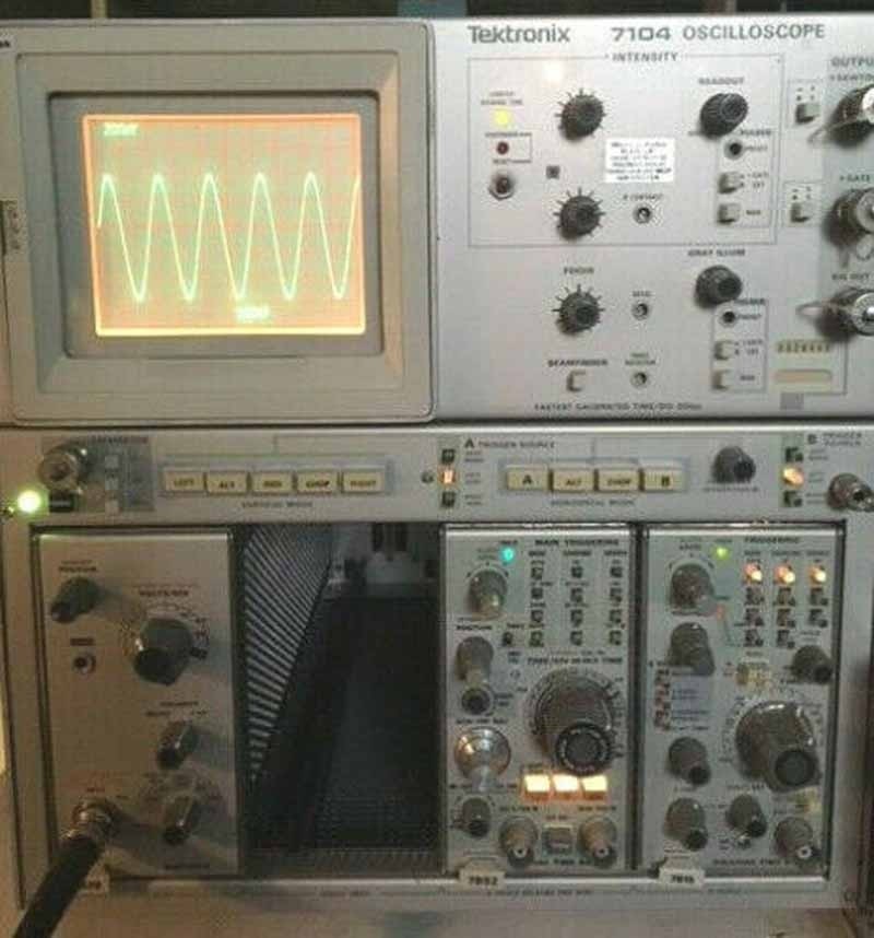 Tektronix 7104 1GHz Oscillosope Mainframe OPT 02, 03 - Part/Not Working